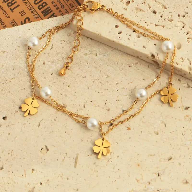 Chevillère avec perles et breloques en forme de clover à quatre feuilles