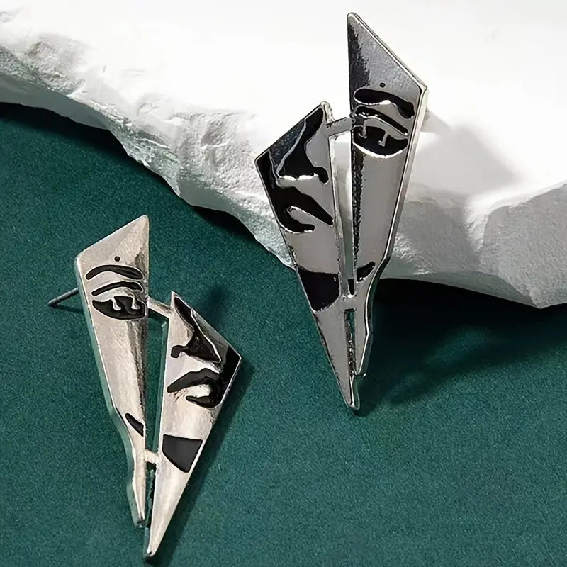 Boucles d'Oreilles Clous Portrait de Visage Asymétrique d'Inspiration Vintage